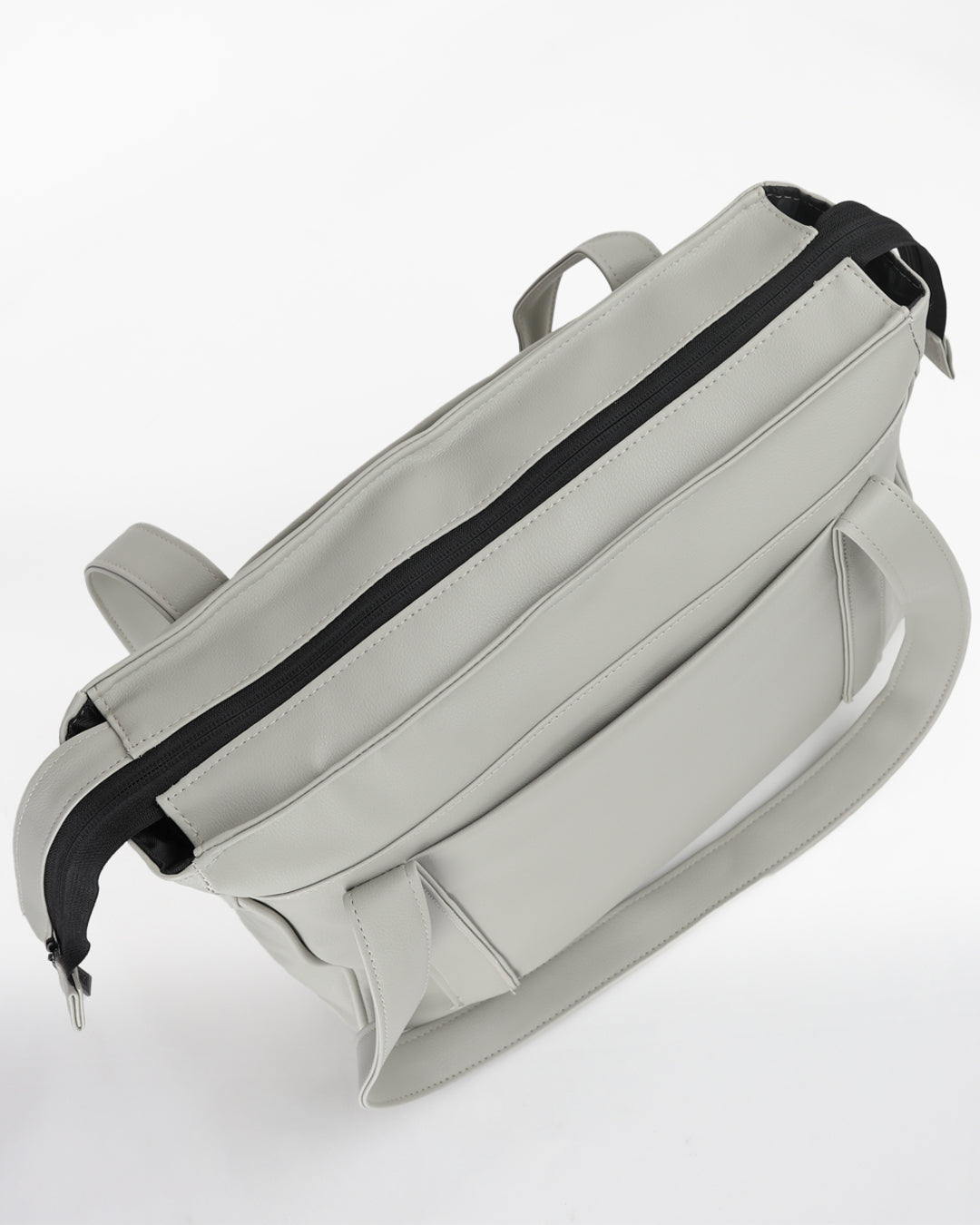 תיק מיני פלא אפור ערפל - מבט על עם חלוקה חכמה ותאים פנימיים. קומפקטי מבחוץ, מרווח מבפנים, מושלם ליום עמוס או חופשה.