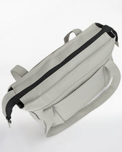 תיק מיני פלא אפור ערפל - מבט על עם חלוקה חכמה ותאים פנימיים. קומפקטי מבחוץ, מרווח מבפנים, מושלם ליום עמוס או חופשה.