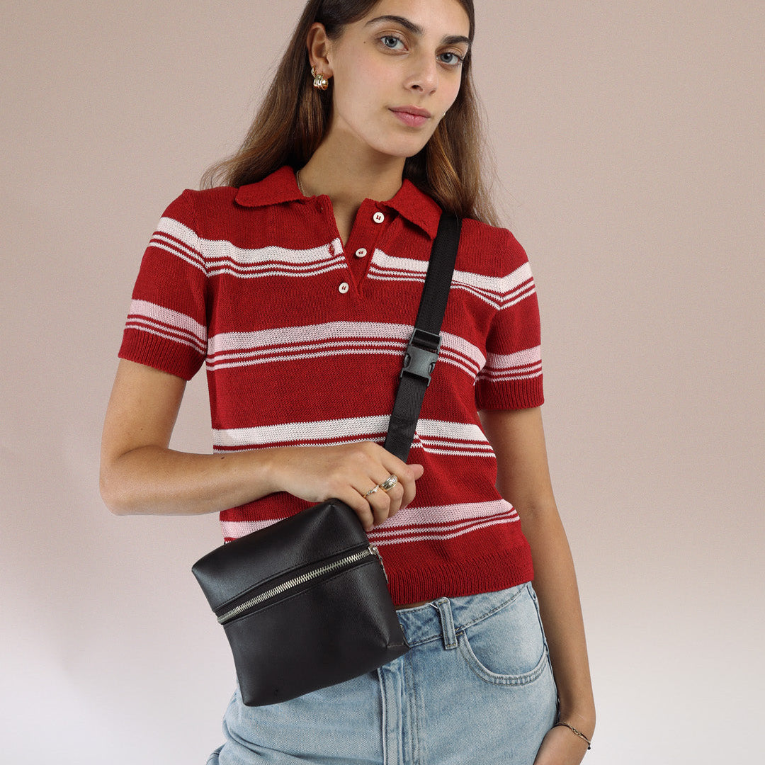 פאוץ זיפק טבעוני בעבודת יד בעיצוב ריבועי נקי ניתן לנשיאה כקרוס באדי פאוץ מותניים או תיק צד קטן