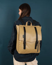 תיק גב למחשב נייד מדגם טוקיו בצבע קפה, עיצוב אורבני אלגנטי, פרקטי לסטודנטים באוניברסיטה ולאנשי עבודה.