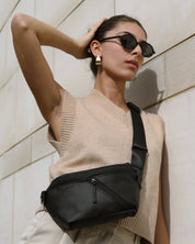 רובר - פאוץ' קלאסי ועל-זמני. תיק יוניסקס גדול ומרווח, עם שני תאים חיצוניים לשליפה מהירה וחלל אחד ענק שיכיל אפילו בקבוק מים. מעוצב ומיוצר בתל אביב, בעבודת יד ומחומרים טבעוניים.  פאוץ' | פאוצ'ים | תיק לגברים | תיק לנשים | תיק יוניסקס | תיק טבעוני | תיק קטן 