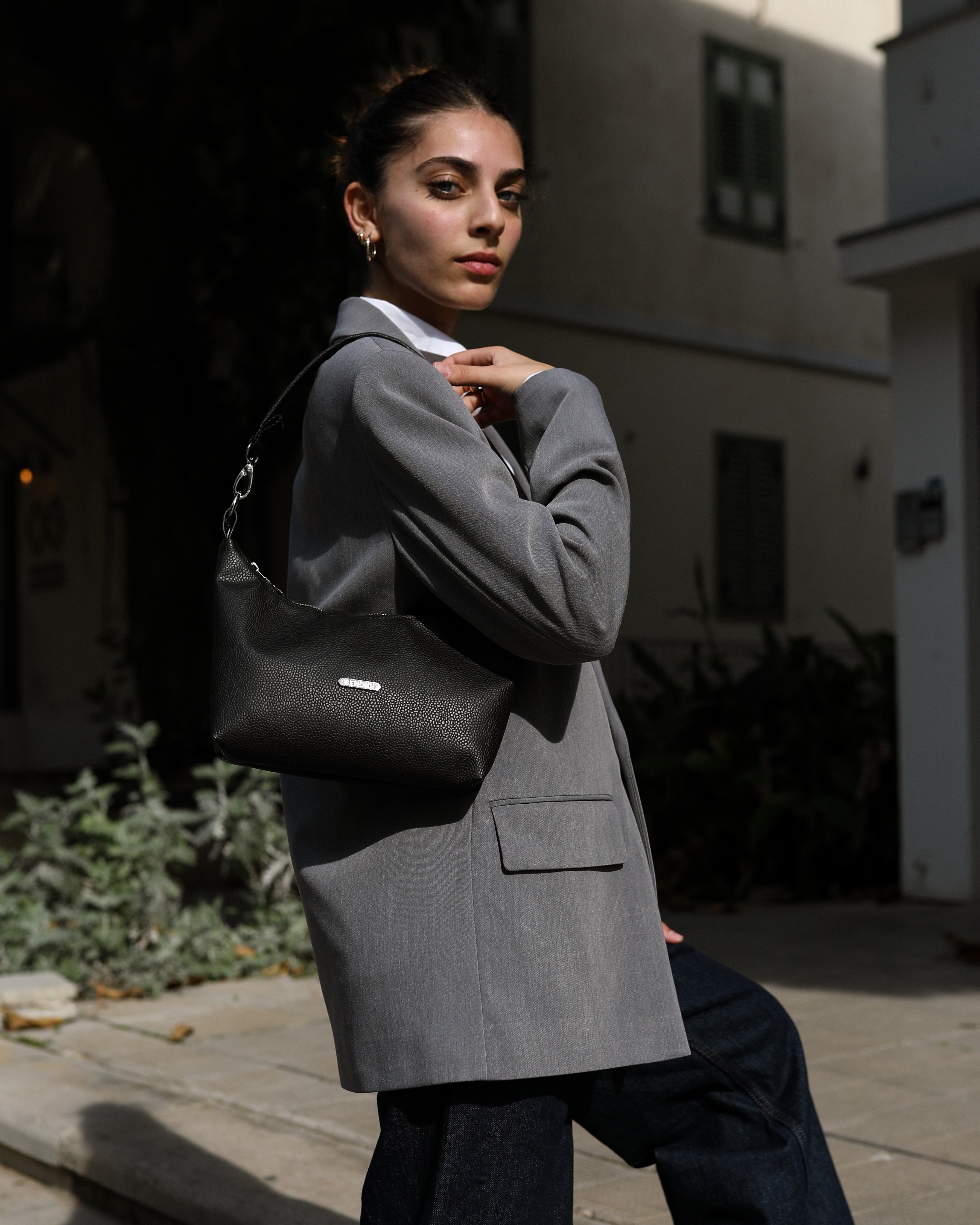 רוקסי - תיק כתף קטן, אלגנטי ומדויק, בעל תא מרכזי גדול ובתוכו עוד תא קטן לחפצים קטנים. נאסף ברצועה מעובדת בבד תואם שנותנת לו את הלוק האלגנטי שלו. מעוצב ומיוצר בתל אביב, בעבודת יד ומחומרים טבעוניים. תיק יד | תיק ערב | תיק אלגנטי | תיק לנשים | תיק טבעוני | תיק קטן | תיק צד | תיקים תל אביב | תיקים דיזינגוף סנטר