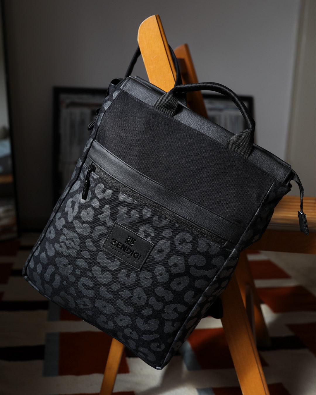 תיק מחשב 16 אינץ' מילאנו שחור מנומר של זנדיגי, מציג את שילוב הבדים והדפסת הרשת שנעשתה בסטודיו.