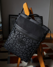 תיק מחשב 16 אינץ' מילאנו שחור מנומר של זנדיגי, מציג את שילוב הבדים והדפסת הרשת שנעשתה בסטודיו.