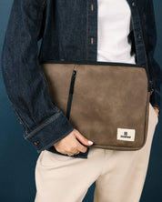 קייס ללפטופ 14 אינץ' מעוצב עם תא רוכסן קדמי לאביזרים, דגם קפה זמש של ZENDIGI, פתרון אלגנטי ופרקטי לאנשי עבודה וסטודנטים.