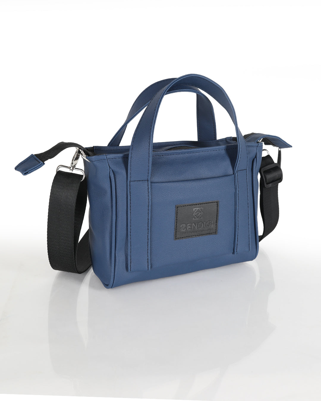 מיקרו פלא כחול נייבי, מוצג מהצד, תיק קרוס בודי, צד ויד, תיק קלאסי, אלגנטי שמתאים ליומיום וגם ליציאות.