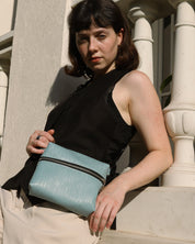 זיפק – הטייק שלנו על הפאוץ' הקלאסי. זה התיק הקטן שכל אחת צריכה – זה שמתאים לכל לוק ולכל שלב ביום שלך. מעוצב ומיוצר בתל אביב, בעבודת יד ומחומרים טבעוניים.  פאוץ' | פאוצ'ים | תיק לנשים | תיק לגברים | תיק יוניסקס | תיק טבעוני | תיק קטן | פאוץ' נשים | תיקים תל אביב | תיקים דיזינגוף סנטר