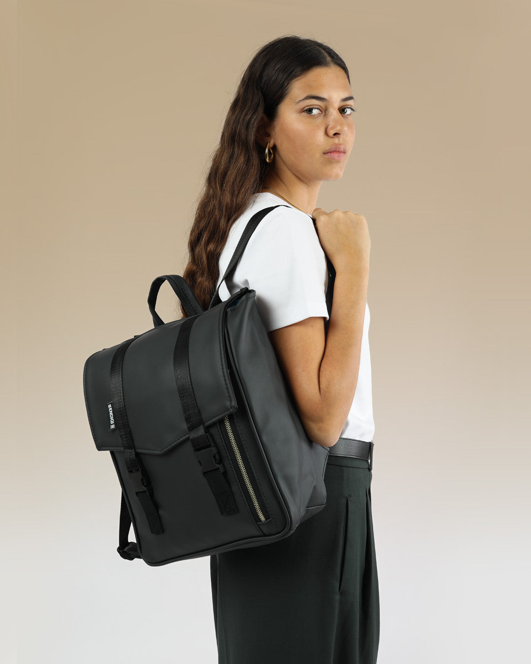 תיק גב למחשב נייד קטן מיני טוקיו שחור נוקס תיק גב בייסיק מעולה מוצג על דוגמנית