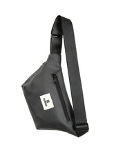 מבט אחורי על פאוץ׳ רובר שחור קלאסי, רוכסן אחורי לשליפה מהירה, רצועה שחורה נעימה ונוחה ולוגו בגב התיק.