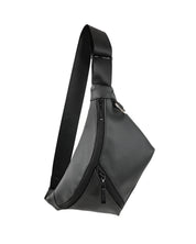 פאוץ׳ דמוי עור דגם רוב שחור קלאסי של zendigi , פאוץ׳ טבעוני נוח ופרקטי עם שלושה תאים.