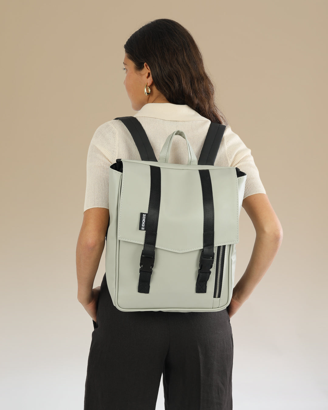 מיני טוקיו מיסט, תיק גב למחשב נייד קטן מושלם ליום עבודה ולימודים על דוגמנית.