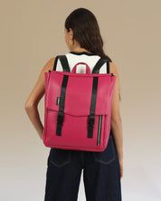 תיק גב טוקיו ורוד ברבי על גב של דוגמנית, תיק טבעוני עם עיצוב פרקטי ומוקפד, מתאים לגבר ולאישה.