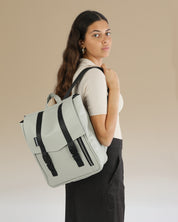 תיק גב למחשב נייד קטן מיני טוקיו מיסט תיק גב בגודל בינוני באיכות מעולה מוצג על דוגמנית