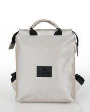 תיק גב ברלין כסף שיבולים של ZENDIGI - מבט קדמי, גזרה מלבנית מינימליסטית עם ידיות נשיאה. תיק יומיומי בנפח המתאים למסמכי A4 או למחשב 14 אינץ'.