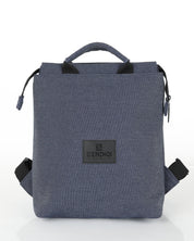 תיק גב ברלין ג'ינס של ZENDIGI - מבט קדמי, גזרה מלבנית מינימליסטית עם ידיות נשיאה. תיק יומיומי בנפח המתאים למסמכי A4 או למחשב 14 אינץ'.