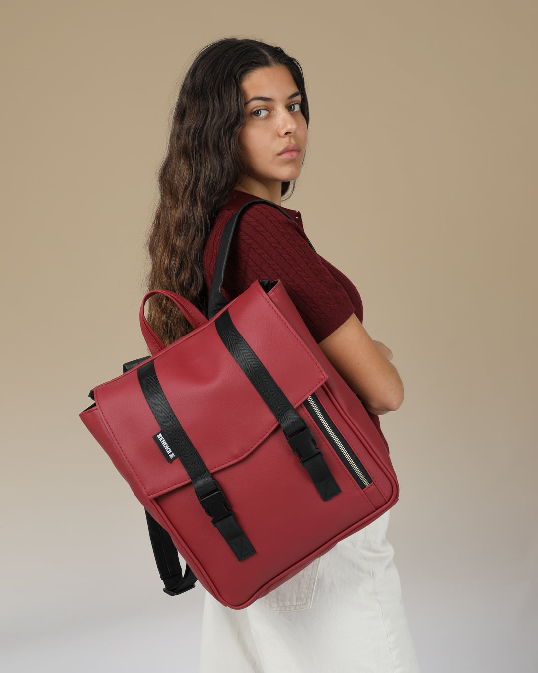 תיק גב למחשב נייד קטן מיני טוקיו צ׳רי תיק גב בגודל בינוני באיכות מעולה מוצג על דוגמנית