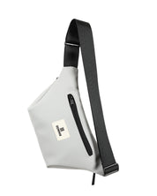 מבט אחורי על פאוץ׳ רובר קול מינט, רוכסן אחורי לשליפה מהירה, רצועה שחורה נעימה ונוחה ולוגו בגב התיק.