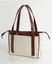 תיק מיני פלא בז׳ קנבס וחום כהה - גב התיק עם כיס חיצוני נוח לשליפה מהירה. תיק צד מרווח, מתאים לעבודה, לימודים וסטודנטים.