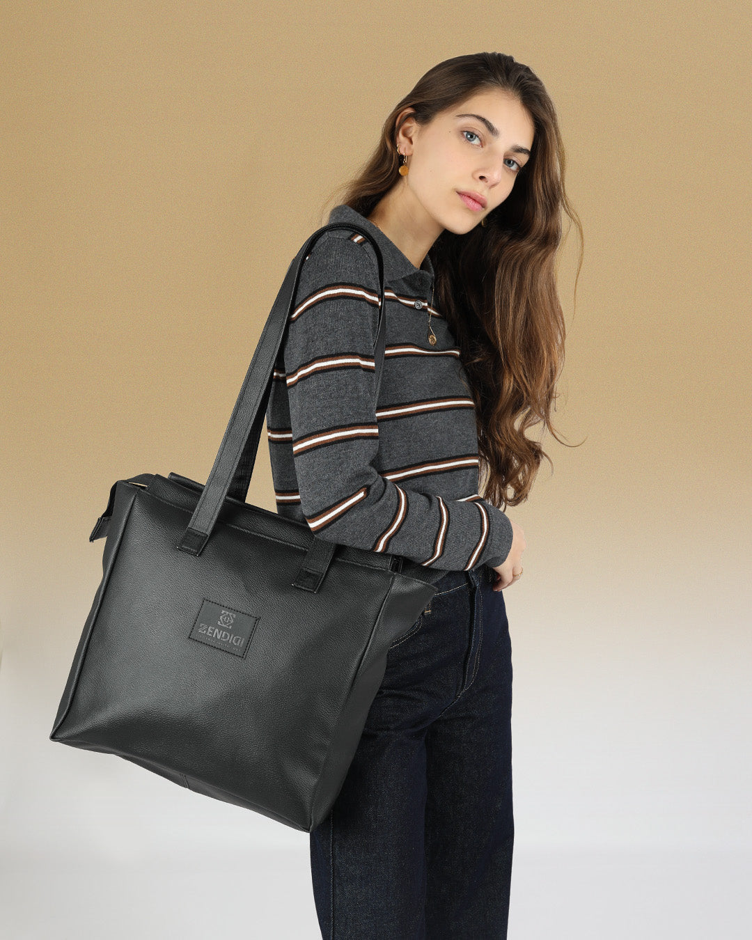 נינה שחור לבה - תיק צד יומיומי לנשים, למשרד או ללימודים, נינה איתך שם בכל רגע ביום.