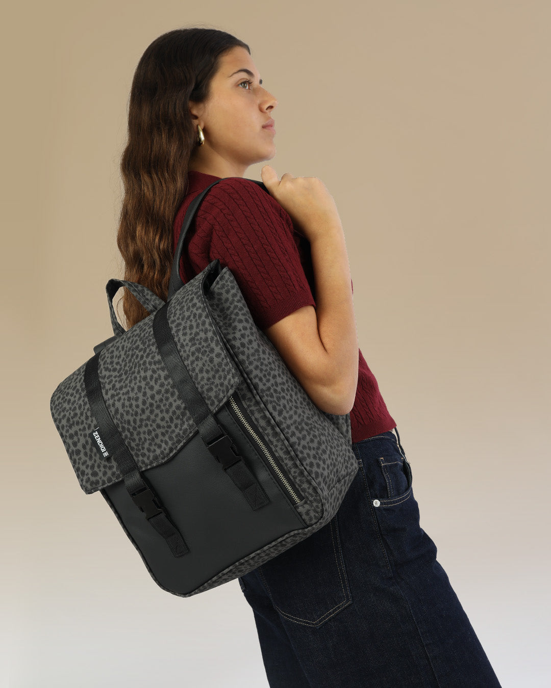 תיק גב למחשב נייד קטן מיני טוקיו אפור מנומר תיק גב בגודל בינוני באיכות מעולה מוצג על דוגמנית