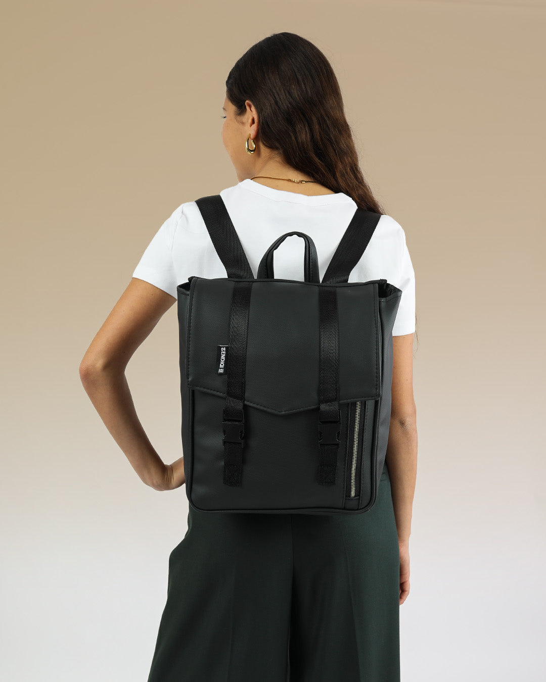 מיני טוקיו שחור נוקס, תיק גב למחשב נייד קטן מושלם ליום עבודה ולימודים על דוגמנית.