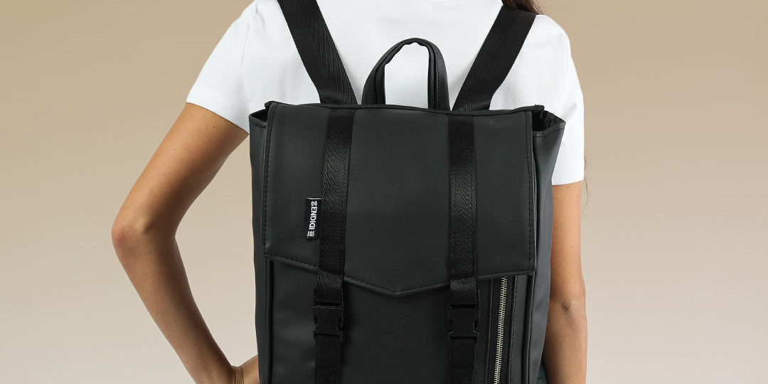 מיני טוקיו שחור נוקס, תיק גב למחשב נייד קטן מושלם ליום עבודה ולימודים על דוגמנית.