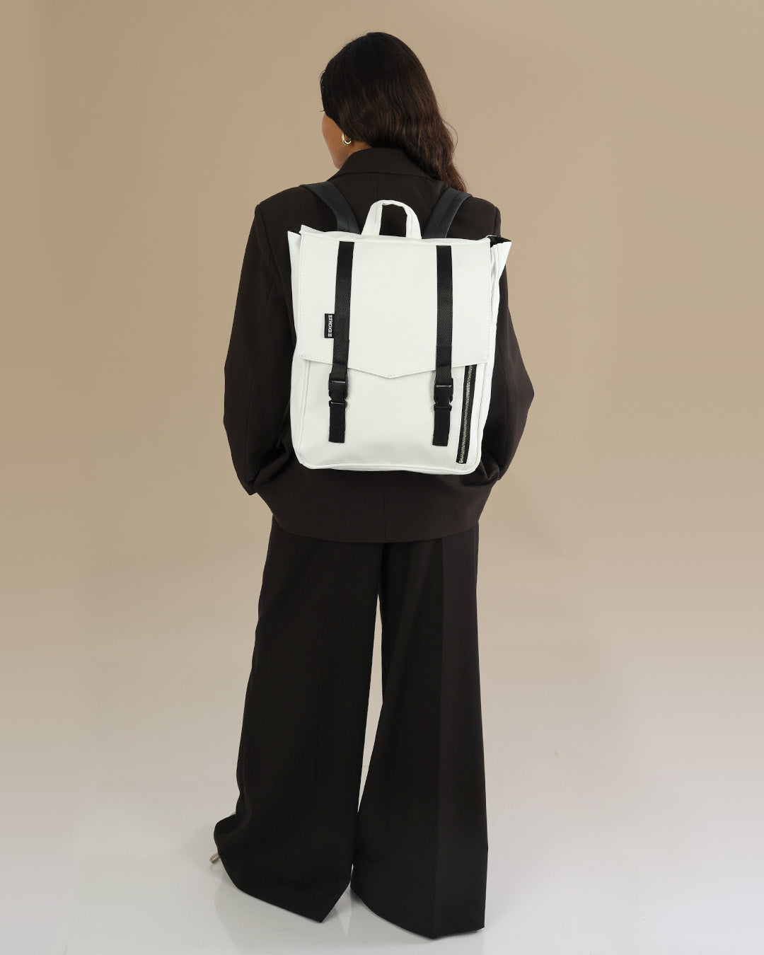 תיק גב ללפטופ טוקיו לבן קלאסי, תיק טבעוני לסטודנטים ולהייטקיסטים על דוגמנית.