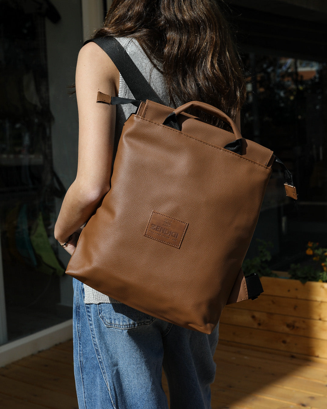 ברלין חום קלאסי - תיק גב יומיומי קליל ואיכותי מבית זנדיגי על כתף של דוגמנית