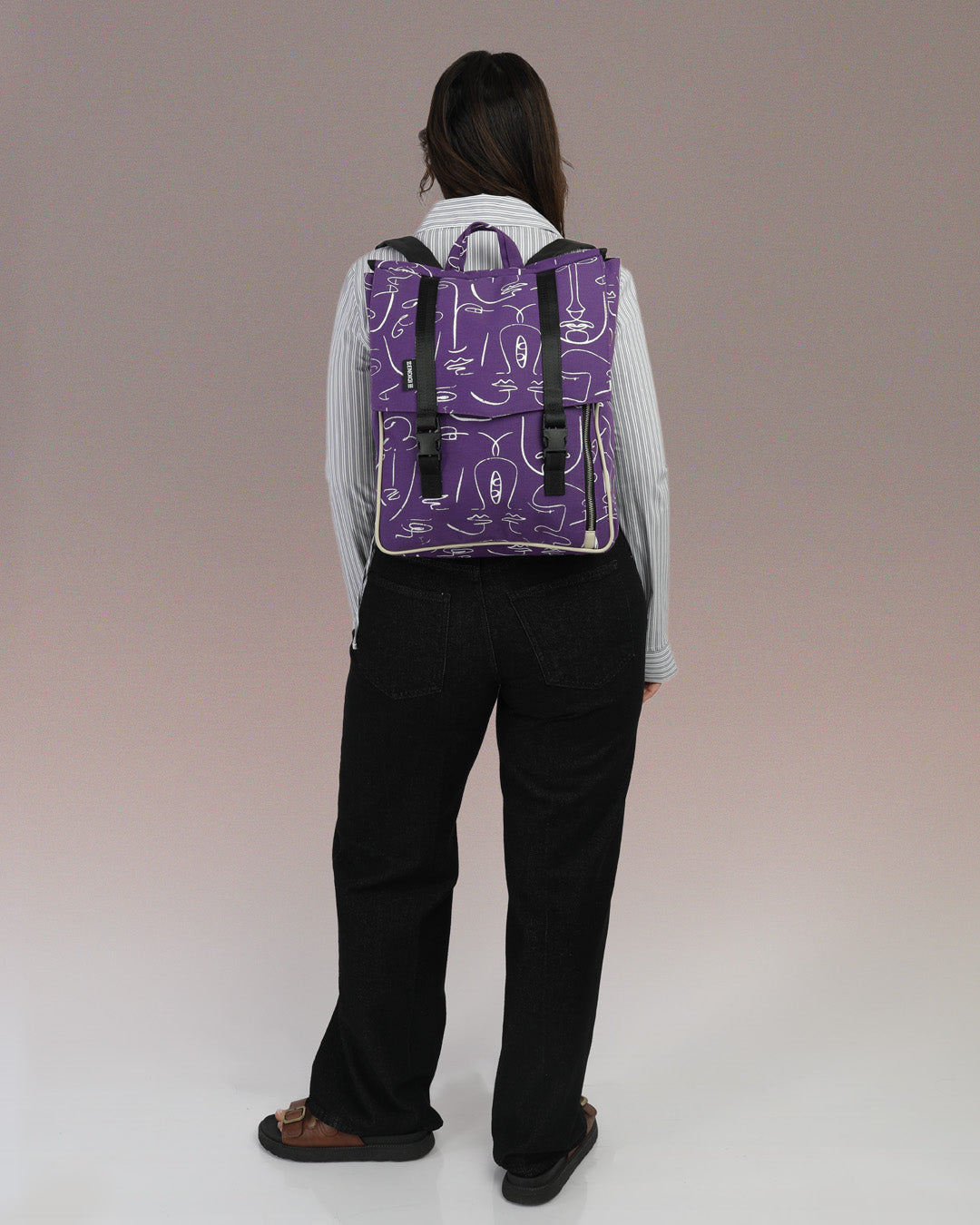 טוקיו סגול טרייב, תיק גב ללפטופ לסטודנטים ולעבודה, מוצג על גבה של דוגמנית.