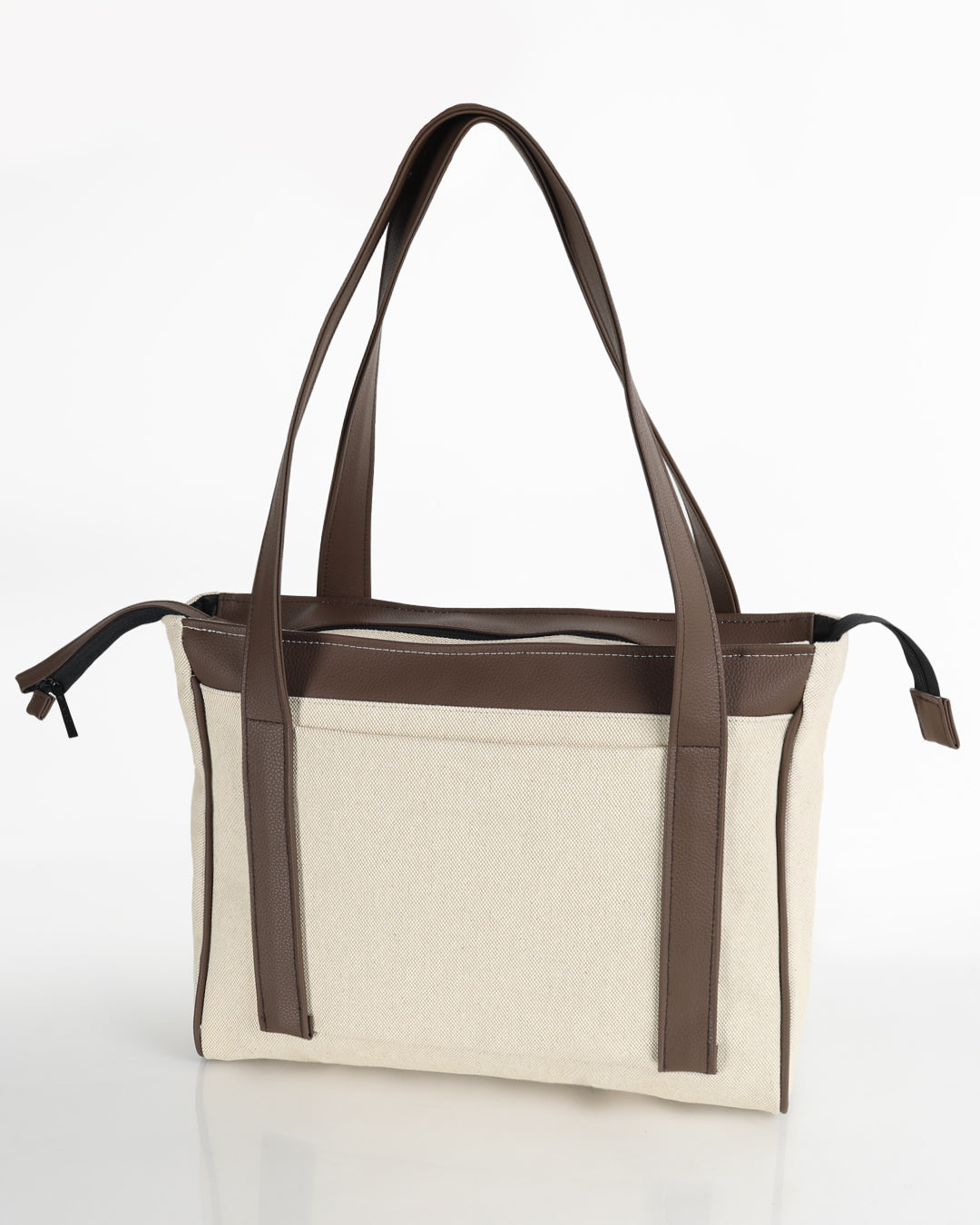 תיק מיני פלא בז׳ קנבס וחום כהה - גב התיק עם כיס חיצוני נוח לשליפה מהירה. תיק צד מרווח, מתאים לעבודה, לימודים וסטודנטים.