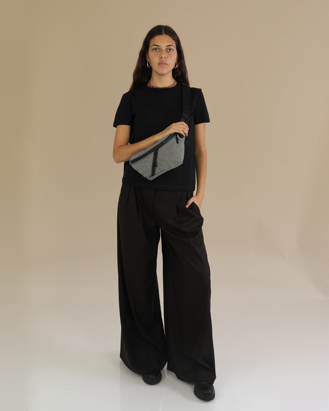 פאוץ׳ לאישה רובר בינגו על דוגמנית.