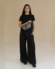 פאוץ׳ לאישה רובר בינגו על דוגמנית.