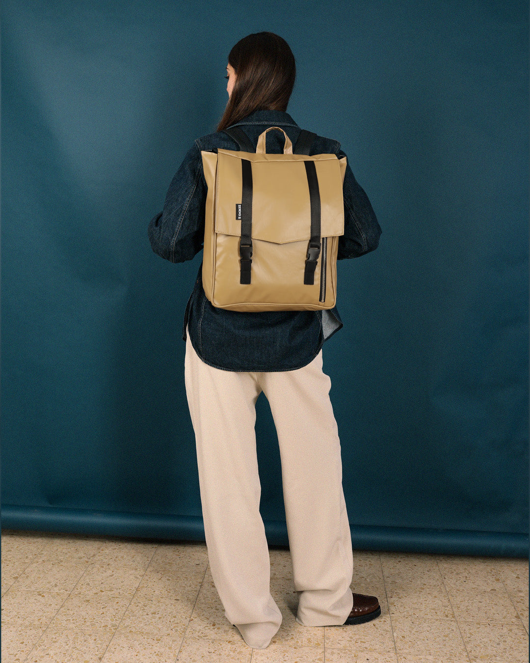 תיק גב ללפטופ טוקיו קפה, תיק טבעוני לסטודנטים ולהייטקיסטים על דוגמנית.