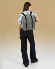 תיק גב ללפטופ קטן מיני טוקיו בינגו, תיק טבעוני לסטודנטים ולהייטקיסטים על דוגמנית.