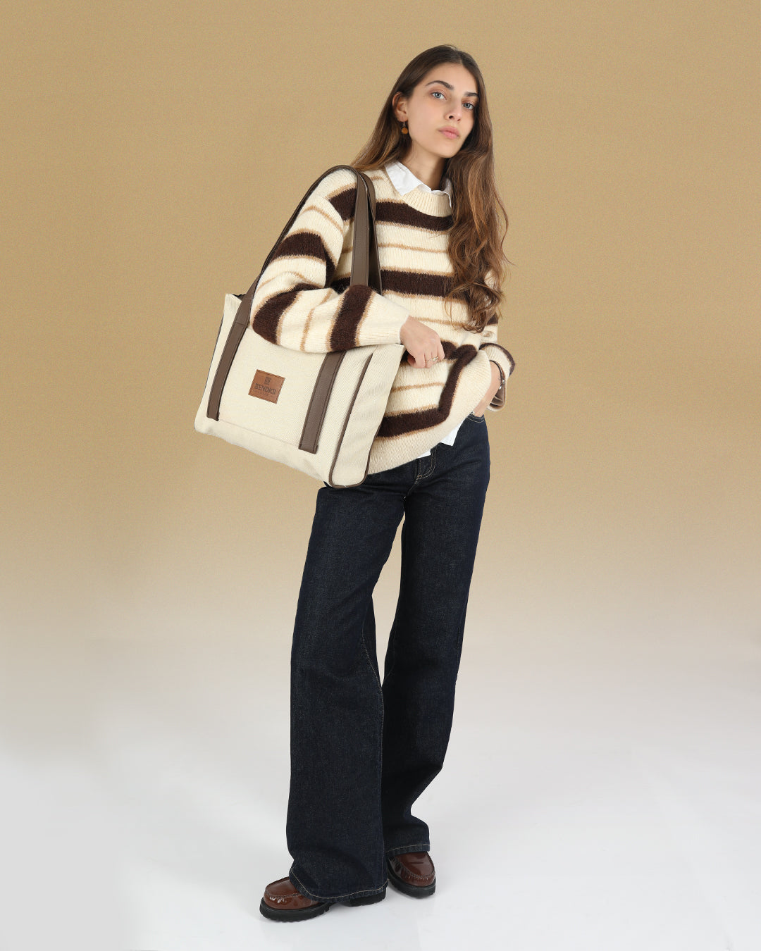 תיק צד למחשב מיני פלא בז׳ וחום תיק צד לנשים על דוגמנית.