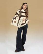 תיק צד למחשב מיני פלא בז׳ וחום תיק צד לנשים על דוגמנית.