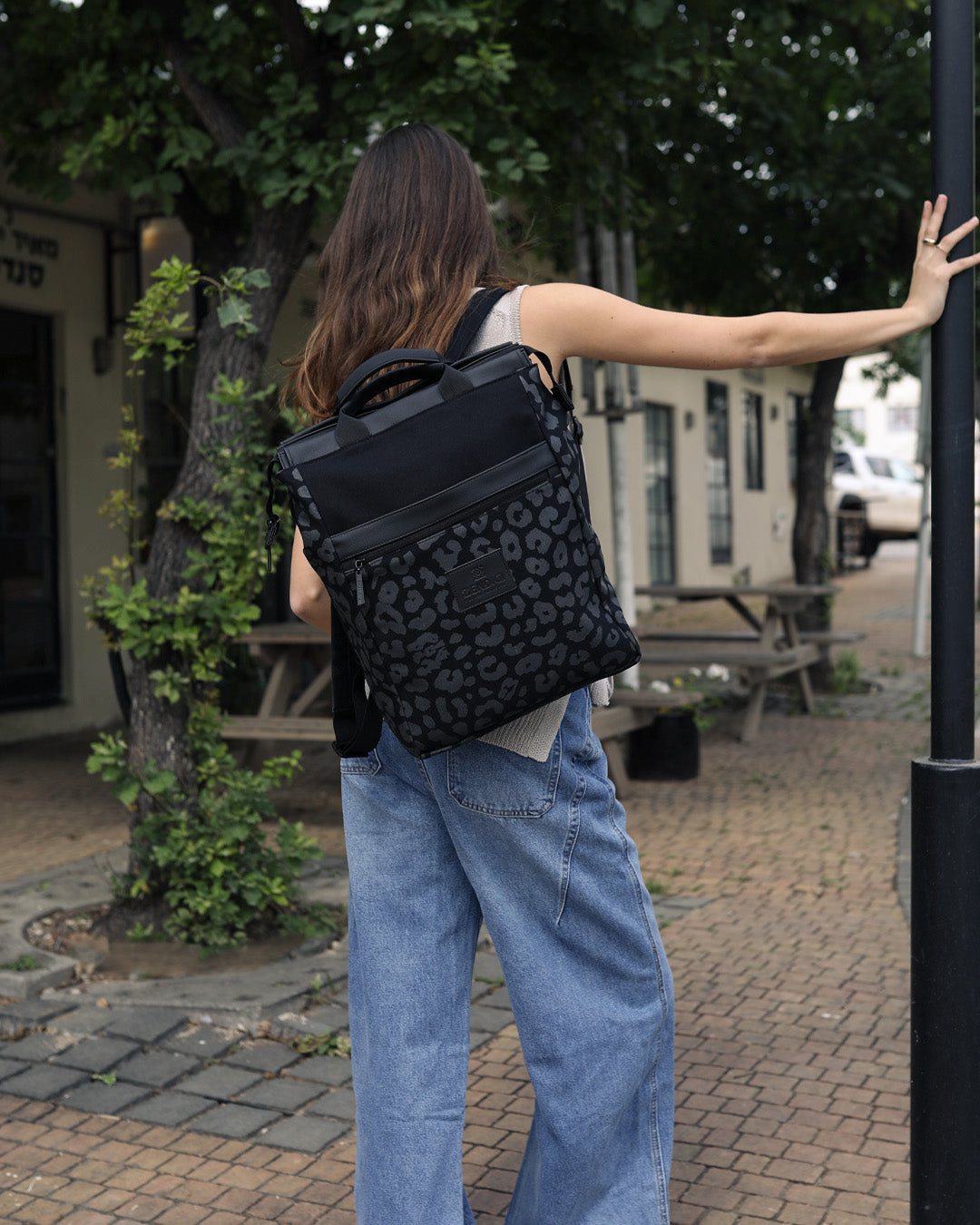 תיק גב מרופד למחשב מילאנו שחור מנומר על דוגמנית