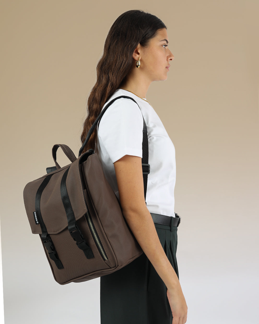 תיק גב למחשב נייד קטן מיני טוקיו חום יהלום תיק גב בייסיק מעולה מוצג על דוגמנית