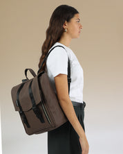 תיק גב למחשב נייד קטן מיני טוקיו חום יהלום תיק גב בייסיק מעולה מוצג על דוגמנית