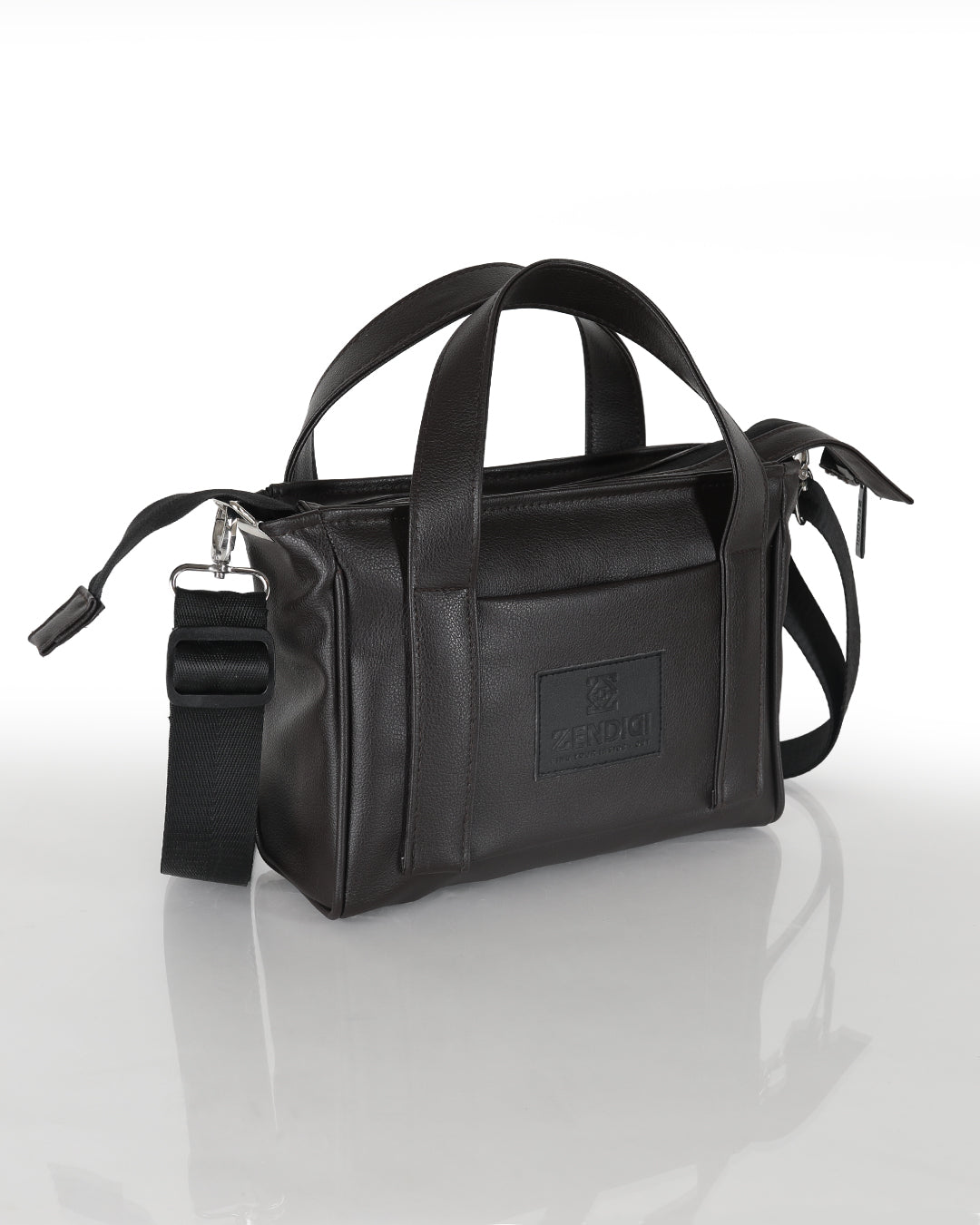 מיקרו פלא קפה שחור, מוצג מהצד, תיק קרוס בודי, צד ויד, תיק קלאסי, אלגנטי שמתאים ליומיום וגם ליציאות.