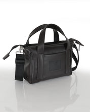 מיקרו פלא קפה שחור, מוצג מהצד, תיק קרוס בודי, צד ויד, תיק קלאסי, אלגנטי שמתאים ליומיום וגם ליציאות.