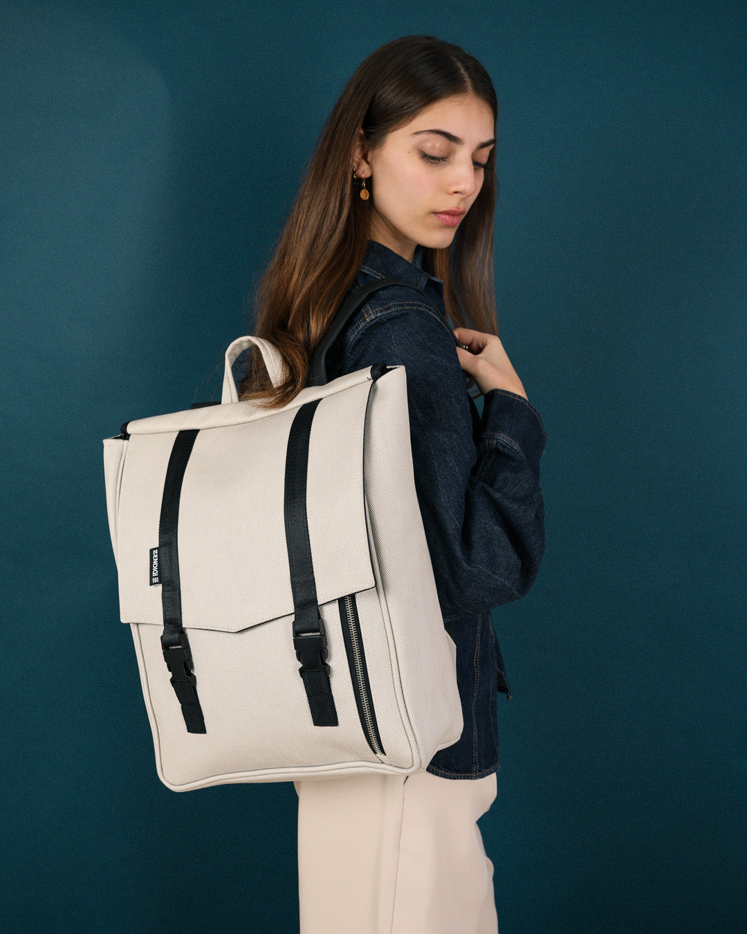 תיק גב טבעוני לעבודה וללימודים בצבע שמנת, עיצוב יוניסקס מינימליסטי עם תא ייעודי למחשב נייד, אידיאלי לנשיאת ציוד משרדי ואישי בסטייל