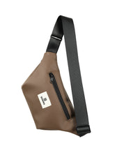 מבט אחורי על פאוץ׳ רובר חום קלאסי, רוכסן אחורי לשליפה מהירה, רצועה שחורה נעימה ונוחה ולוגו בגב התיק.