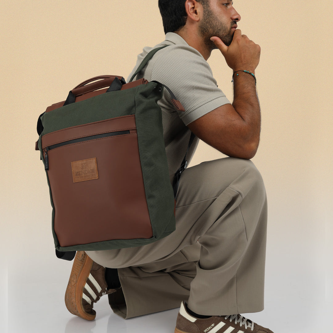 תיק גב מילאנו ירוק וחום, שילוב של בד קנבס איטלקי איכותי ובד דמוי עור ללא טקסטורה, ידיות האחיזה מאפשרות למילאנו להיות תיק נשיאה ביד עם רצועות מרופדות ונוחות לנשיאה על הגב, תיק איכותי וחזק שנשמר למשך שנים