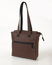 צד אחורי של תיק צד נינה חום קלאסי, ניתן לראות את תא הרוכסן האחורי לשליפה מהירה, תיק צד מושלם לעבודה וליום לימודים קצר.