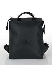 תיק גב ברלין שחור קלאסי של ZENDIGI - מבט קדמי, גזרה מלבנית מינימליסטית עם ידיות נשיאה. תיק יומיומי בנפח המתאים למסמכי A4 או למחשב 14 אינץ'.