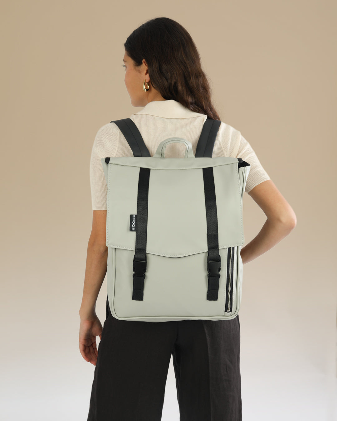 תיק גב טוקיו מיסט על גב של דוגמנית, תיק טבעוני עם עיצוב פרקטי ומוקפד, מתאים לגבר ולאישה.