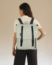 תיק גב טוקיו מיסט על גב של דוגמנית, תיק טבעוני עם עיצוב פרקטי ומוקפד, מתאים לגבר ולאישה.