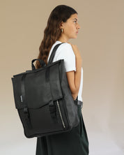 דוגמנית עם תיק גב טוקיו שחור כדורסל מבית זנדיגי 