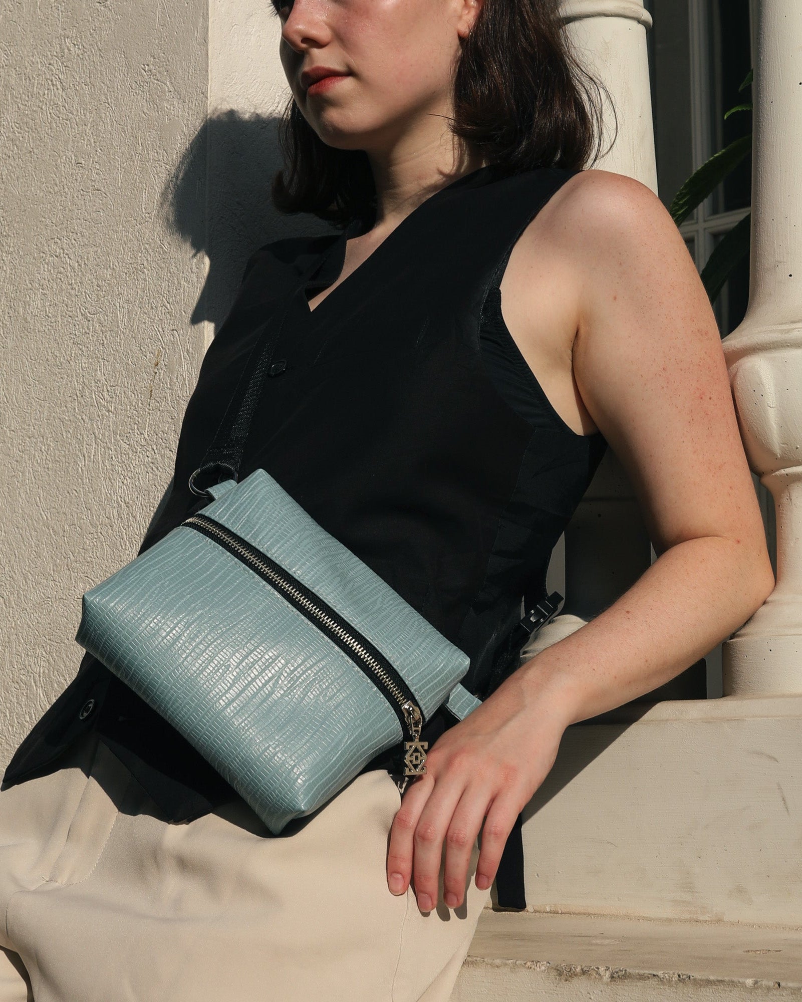 זיפק – הטייק שלנו על הפאוץ' הקלאסי. זה התיק הקטן שכל אחת צריכה – זה שמתאים לכל לוק ולכל שלב ביום שלך. מעוצב ומיוצר בתל אביב, בעבודת יד ומחומרים טבעוניים.  פאוץ' | פאוצ'ים | תיק לנשים | תיק לגברים | תיק יוניסקס | תיק טבעוני | תיק קטן | פאוץ' נשים | תיקים תל אביב | תיקים דיזינגוף סנטר